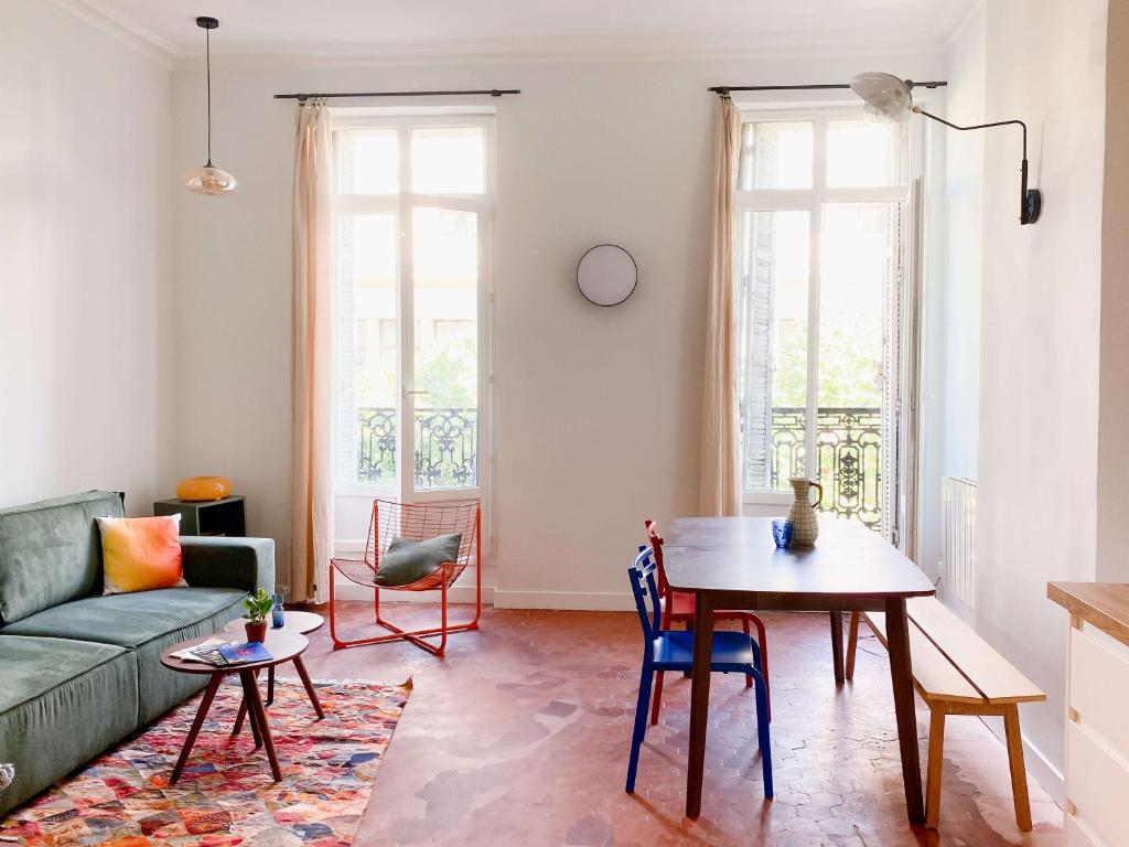 un salon avec une table et un canapé dans l'établissement L'appart Azur, 5 pers Joliette, à Marseille