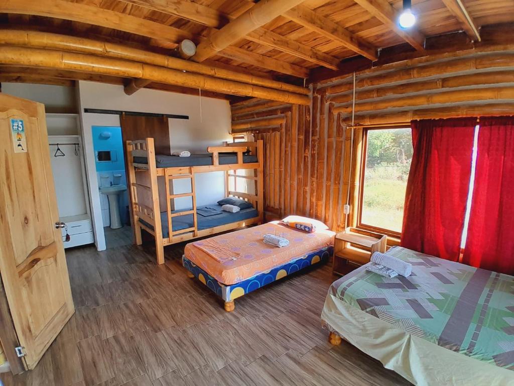 Postel nebo postele na pokoji v ubytování Hostal Fara