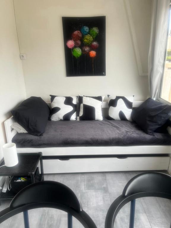 un lit dans une chambre avec un tableau sur le mur dans l'établissement LOCATION CAP D'AGDE, au Cap d'Agde