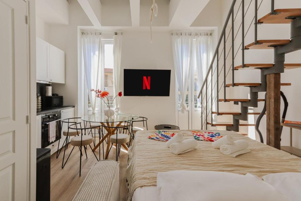 - un salon avec une table à manger et un escalier dans l'établissement Modern 3BR Duplex Near Nice Port & Old Town | By Airnest, à Nice