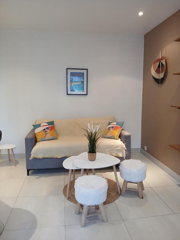 un salon avec un canapé et une table dans l'établissement Appartement centre Antibes bd Albert 1er, à Antibes