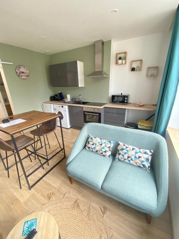 Kuchyň nebo kuchyňský kout v ubytování Joli appartement F2 plein centre Coutances