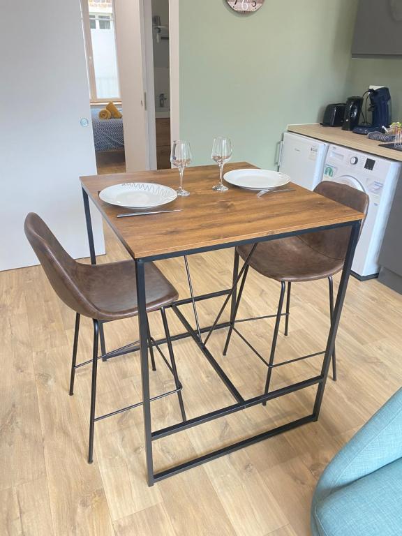 Kuchyň nebo kuchyňský kout v ubytování Joli appartement F2 plein centre Coutances