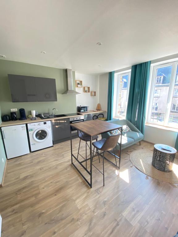 Kuchyň nebo kuchyňský kout v ubytování Joli appartement F2 plein centre Coutances
