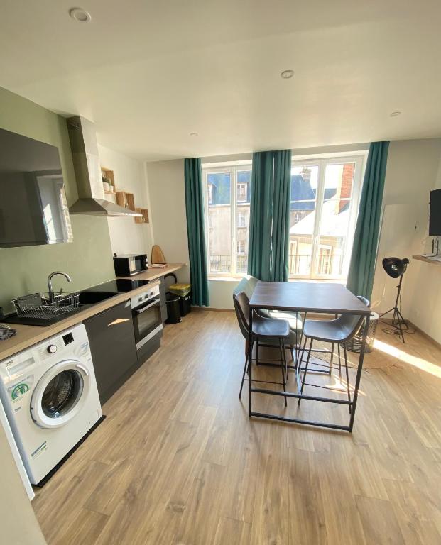 Kuchyň nebo kuchyňský kout v ubytování Joli appartement F2 plein centre Coutances