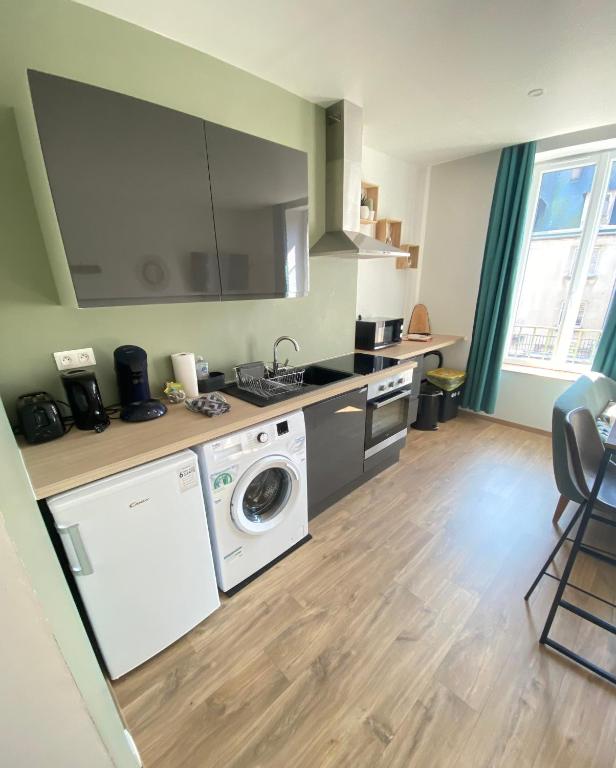 Kuchyň nebo kuchyňský kout v ubytování Joli appartement F2 plein centre Coutances