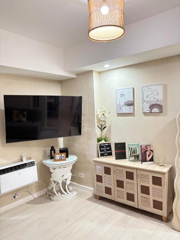 TV a/nebo společenská místnost v ubytování 1-BR Condo with 4 BEDS, DINING, Karaoke,NETFLIX,YTpremium,GAMES,WIFI,25TH fLoor - Sunrise & Sunset CITY&POOL view , wrap-around BALCONY