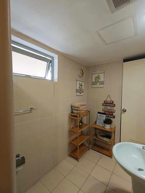 Fotografie z fotogalerie ubytování 1-BR Condo with 4 BEDS, DINING, Karaoke,NETFLIX,YTpremium,GAMES,WIFI,25TH fLoor - Sunrise & Sunset CITY&POOL view , wrap-around BALCONY v destinaci San Fernando