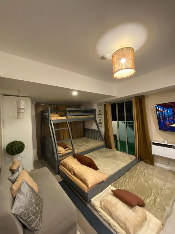 Postel nebo postele na pokoji v ubytování 1-BR Condo with 4 BEDS, DINING, Karaoke,NETFLIX,YTpremium,GAMES,WIFI,25TH fLoor - Sunrise & Sunset CITY&POOL view , wrap-around BALCONY