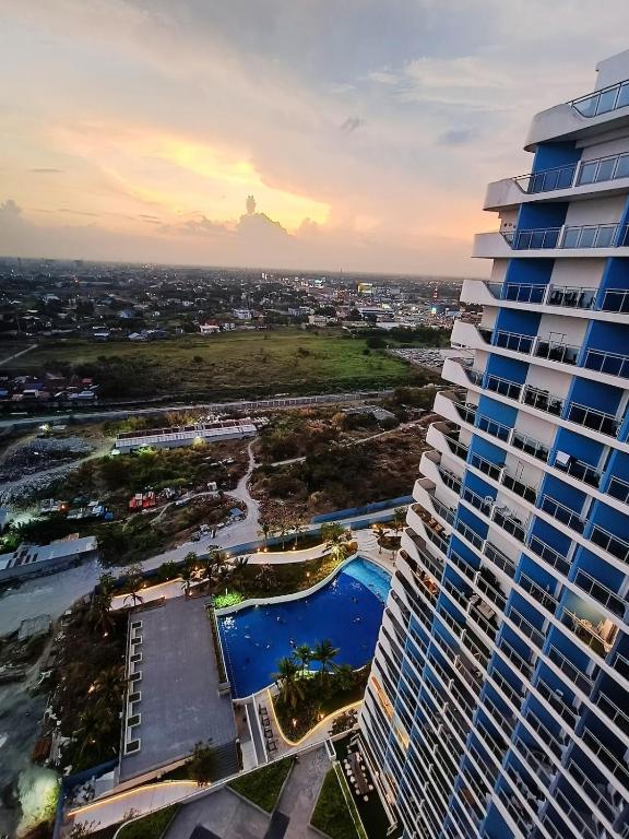 Bazén v ubytování 1-BR Condo with 4 BEDS, DINING, Karaoke,NETFLIX,YTpremium,GAMES,WIFI,25TH fLoor - Sunrise & Sunset CITY&POOL view , wrap-around BALCONY nebo v jeho okolí