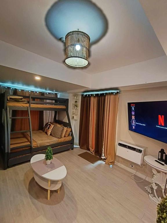 TV a/nebo společenská místnost v ubytování 1-BR Condo with 4 BEDS, DINING, Karaoke,NETFLIX,YTpremium,GAMES,WIFI,25TH fLoor - Sunrise & Sunset CITY&POOL view , wrap-around BALCONY