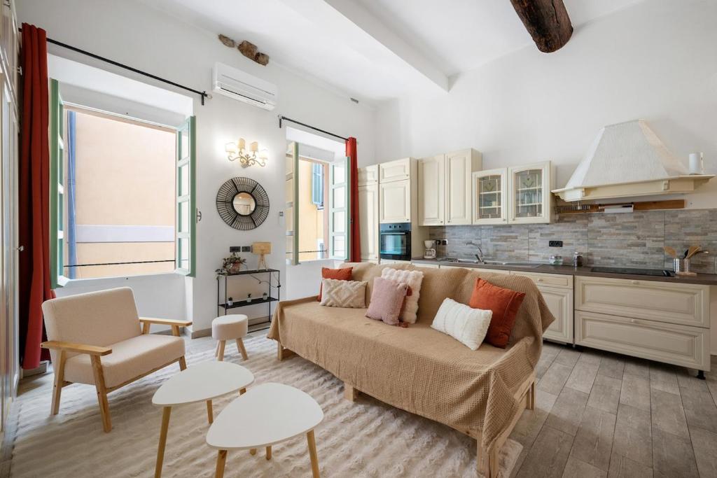 un salon avec un canapé et une cuisine dans l'établissement Évasion à Menton, vieille ville, à Menton