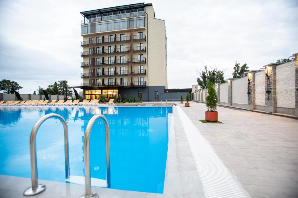Bazén v ubytování West Inn Georgia nebo v jeho okolí
