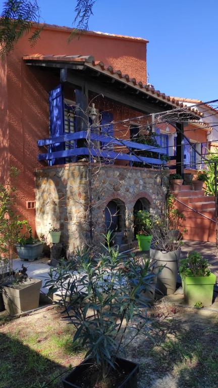 une maison avec une cheminée en pierre dans une cour dans l'établissement Ocre i Blau, à Canet