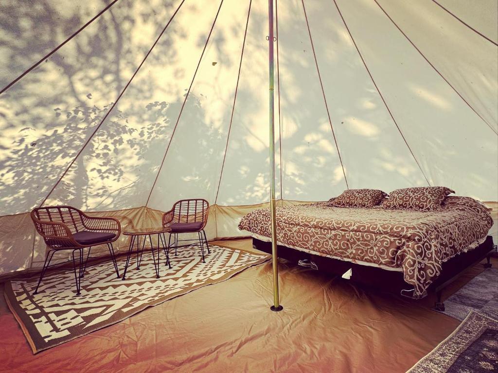 Postel nebo postele na pokoji v ubytování Everlong Acres Belle Tent