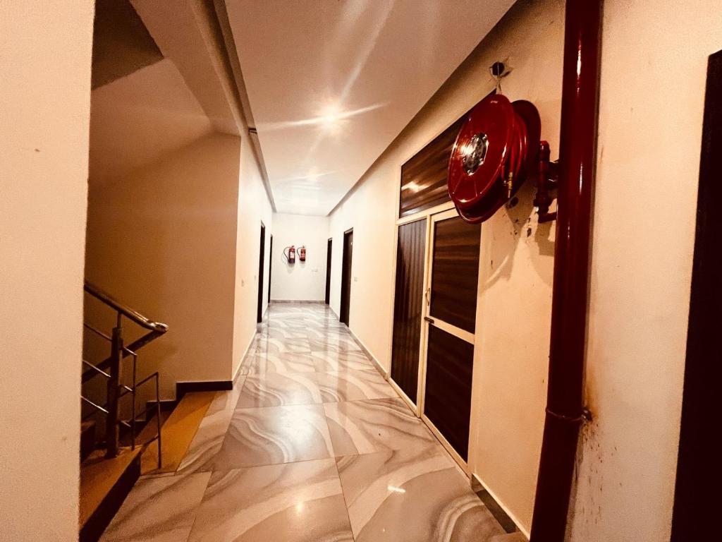NainitalPatang Guest House的墙上有红色消防栓的走廊