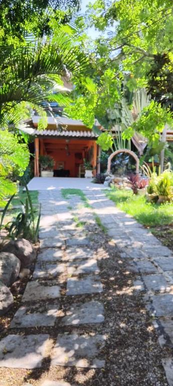 a stone path in front of a house at Refugio Namastê - Sheila in São Pedro da Aldeia