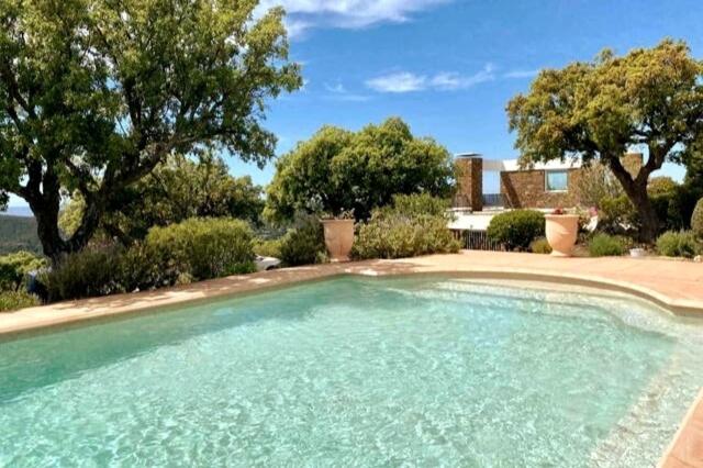 - une grande piscine dans une cour arborée dans l'établissement Bienvenue au paradis, vue imprenable sur les îles, à Bormes-les-Mimosas