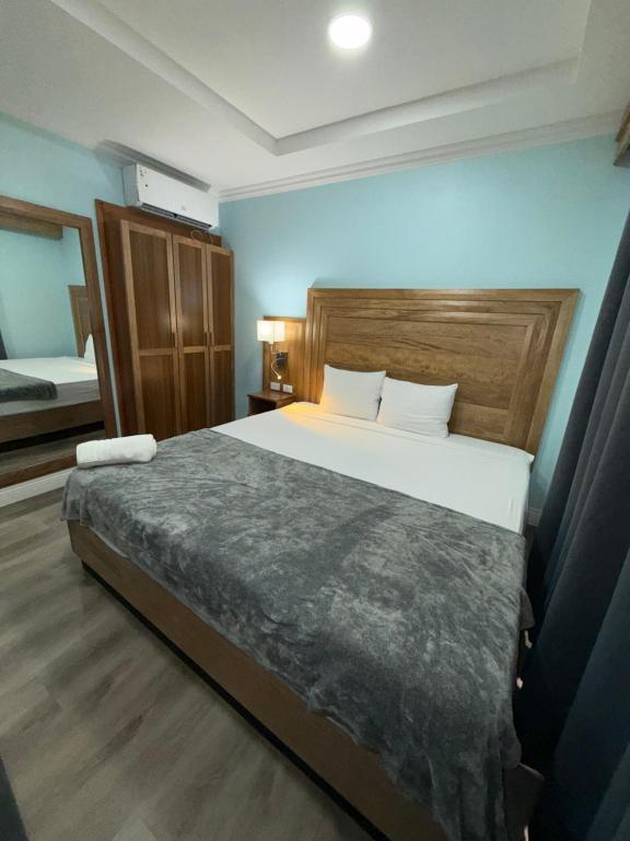 Postel nebo postele na pokoji v ubytování Airport Suites Hotel