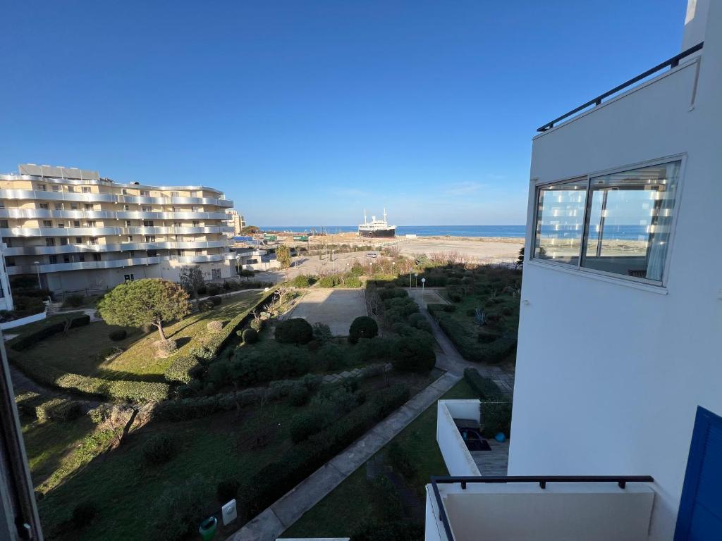 une vue depuis le balcon d'un immeuble dans l'établissement Résidence Estany, au Barcarès