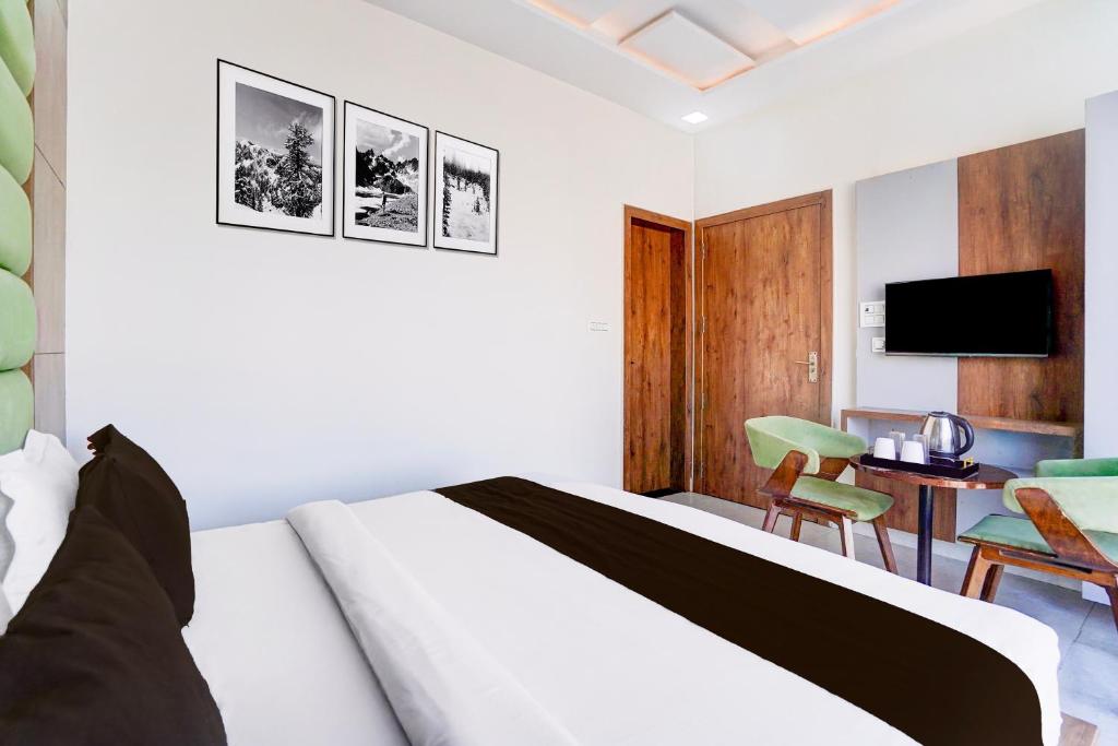 Postel nebo postele na pokoji v ubytování Super Townhouse Govardhan