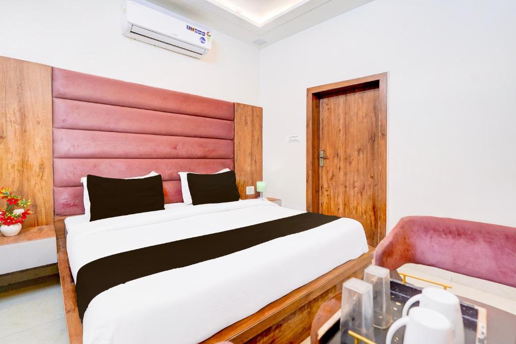 Postel nebo postele na pokoji v ubytování Super Townhouse Govardhan