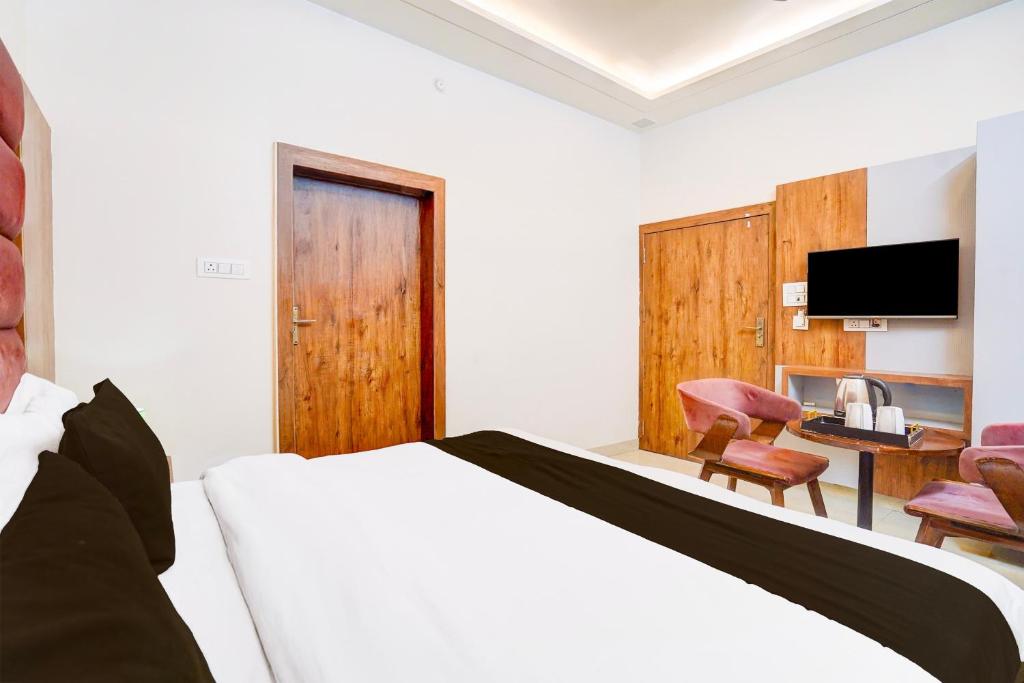 Postel nebo postele na pokoji v ubytování Super Townhouse Govardhan