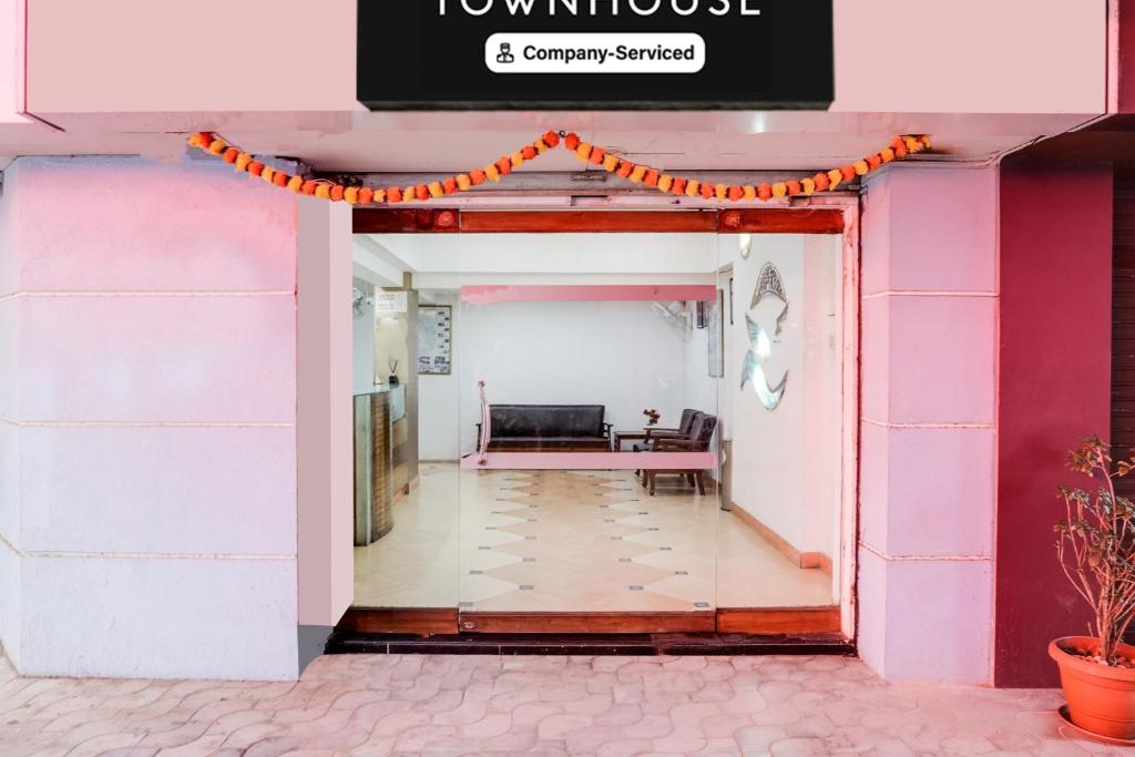 Posezení v ubytování Super Townhouse Margao Near Railway Station Formerly Hotel Tanish