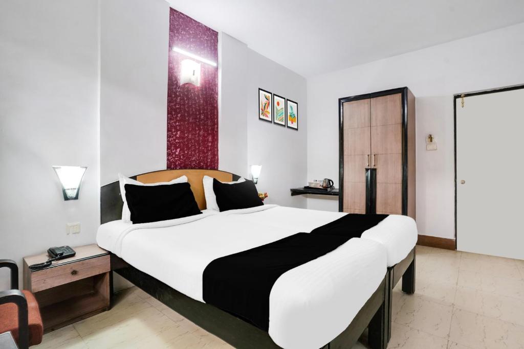 Postel nebo postele na pokoji v ubytování Super Townhouse Margao Near Railway Station Formerly Hotel Tanish
