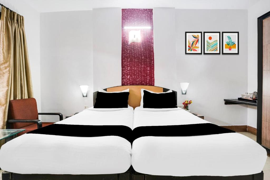 Postel nebo postele na pokoji v ubytování Super Townhouse Margao Near Railway Station Formerly Hotel Tanish