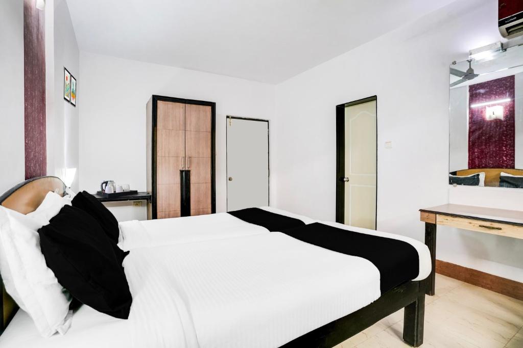 Postel nebo postele na pokoji v ubytování Super Townhouse Margao Near Railway Station Formerly Hotel Tanish