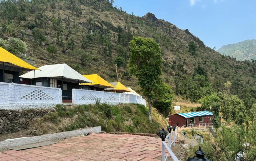 Nespecifikovaný výhled na hory nebo výhled na hory při pohledu z luxury tent
