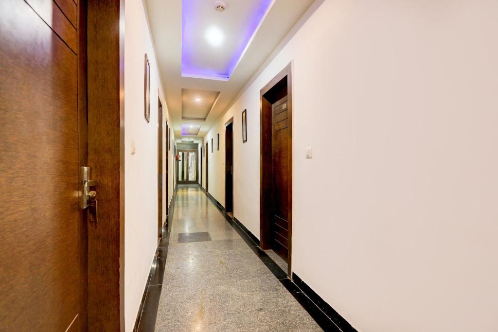 un pasillo vacío con una luz azul en el techo en Super Hotel O Taj Nagri Near Taj Mahal East Gate Formerly Riviera, en Agra