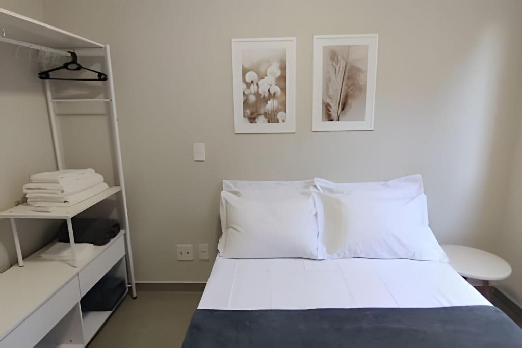 Postel nebo postele na pokoji v ubytování 2 quartos com ar e garagem