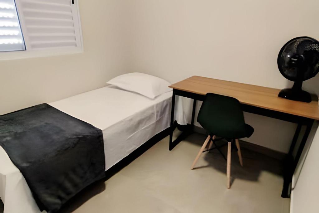Postel nebo postele na pokoji v ubytování 2 quartos com ar e garagem