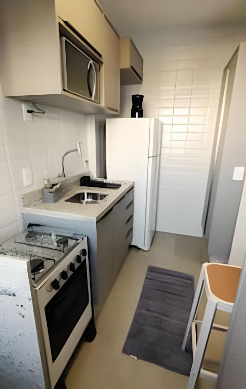 Kuchyň nebo kuchyňský kout v ubytování 2 quartos com ar e garagem