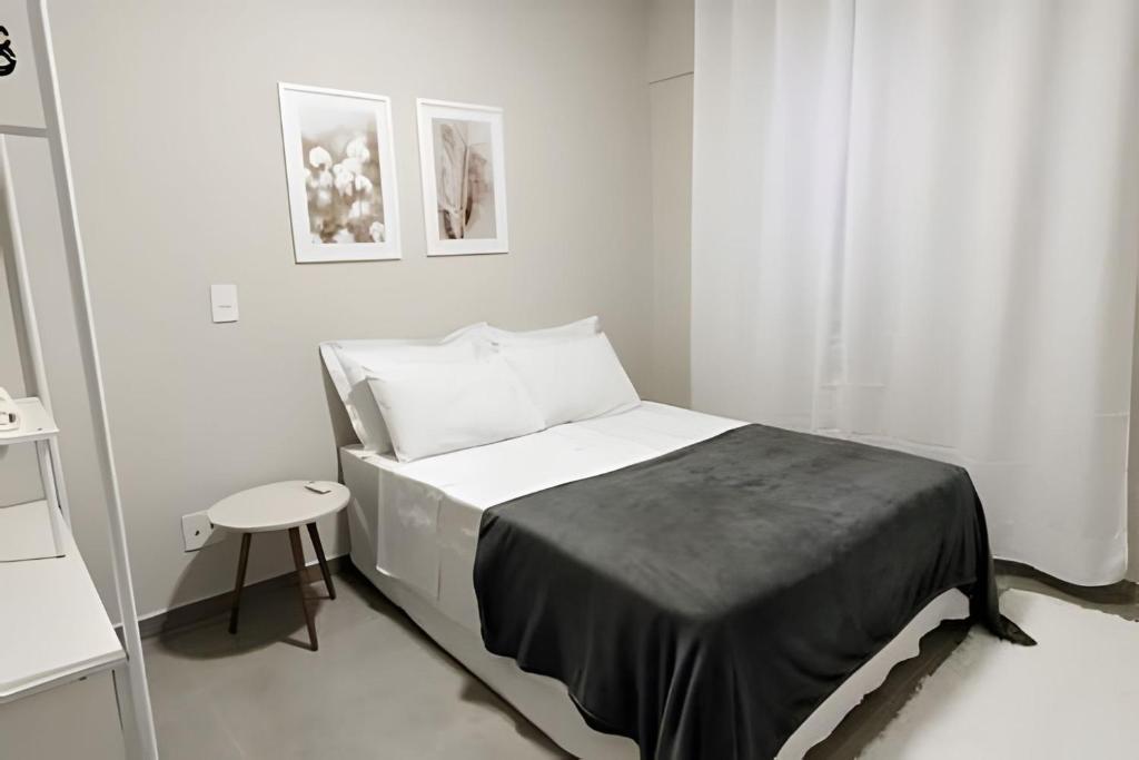 Una cama o camas en una habitación de Apto com Wi-fi e garagem -