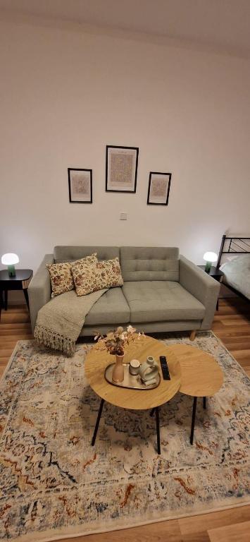 a living room with a couch and a coffee table at Bella - Zwischen Arena & Zoo stilvolle Unterkunft mitten in Gelsenkirchen-Schalke in Gelsenkirchen