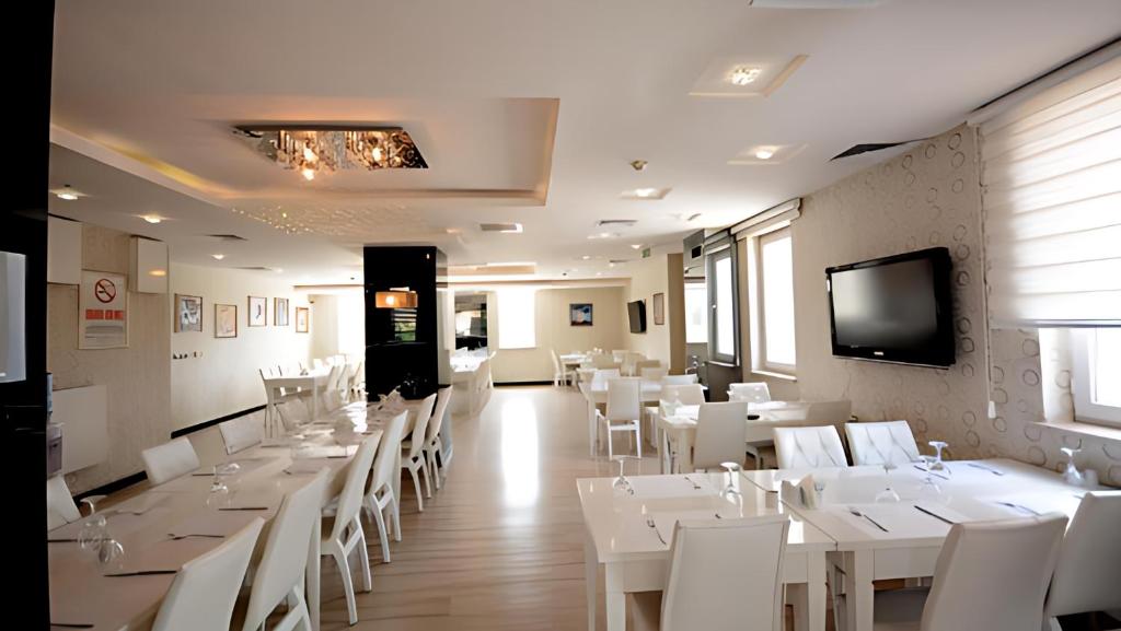 TV a/nebo společenská místnost v ubytování Real House Hotel