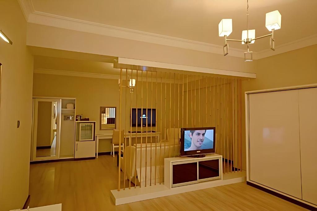 TV a/nebo společenská místnost v ubytování Real House Hotel