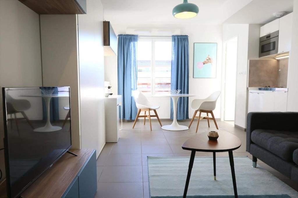 un salon avec un canapé et une table dans l'établissement Escapade Urbaine - Studio Lumineux proche gare, à Lyon