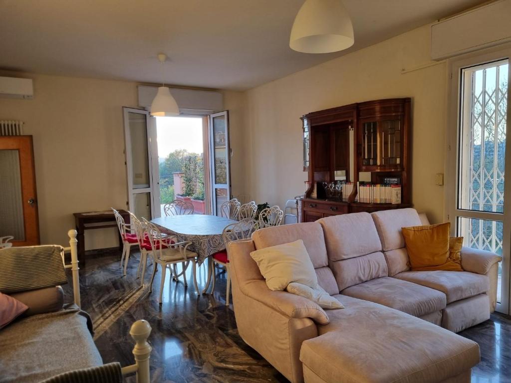 Χώρος καθιστικού στο Attico vista San Luca