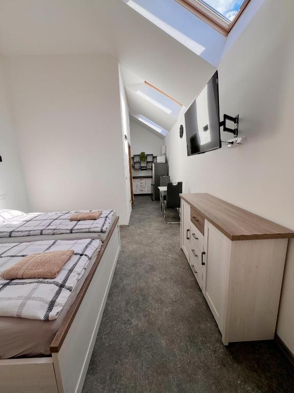 Postel nebo postele na pokoji v ubytování Apartmány Pod Řípem