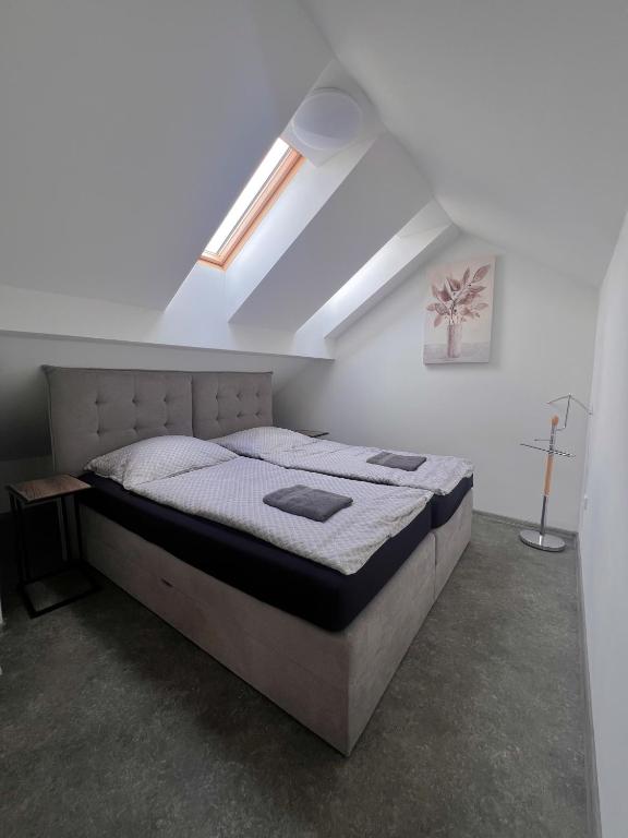 Postel nebo postele na pokoji v ubytování Apartmány Pod Řípem