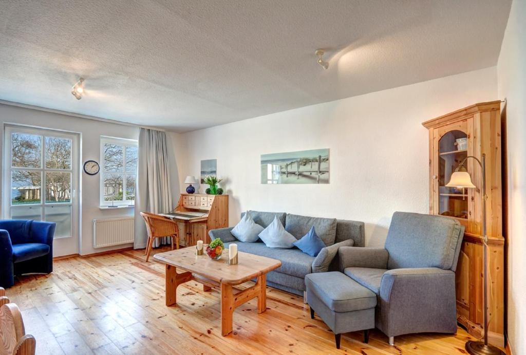 班辛海的住宿－Haus Rolandseck - FeWo 03，客厅配有沙发和桌子