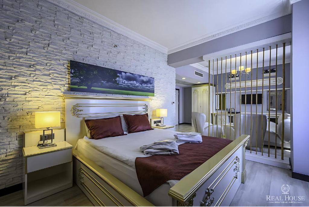 Postel nebo postele na pokoji v ubytování Real House Hotel