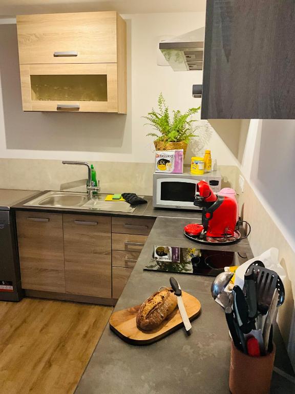 Kuchnia lub aneks kuchenny w obiekcie Hôte Labyrinthe sur la place chambres d, hôtes , calme ,Netflix