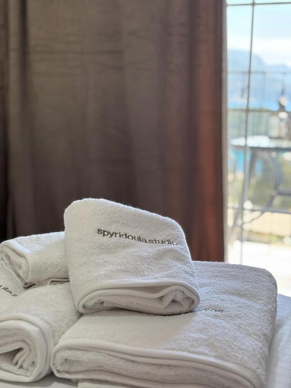 Posteľ alebo postele v izbe v ubytovaní spyridoula studio