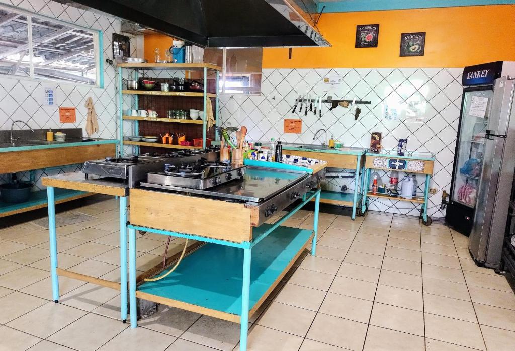 Kuchyň nebo kuchyňský kout v ubytování Cool Vibes Beach Hostel