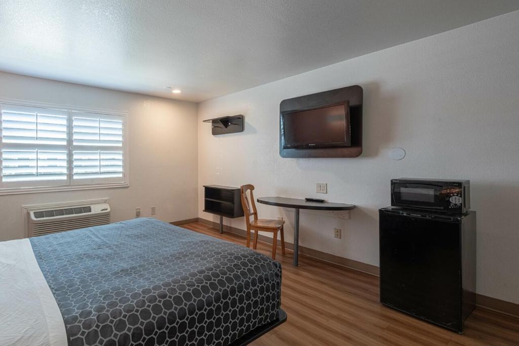 Coastal Valley Inn - Standard Queen Room